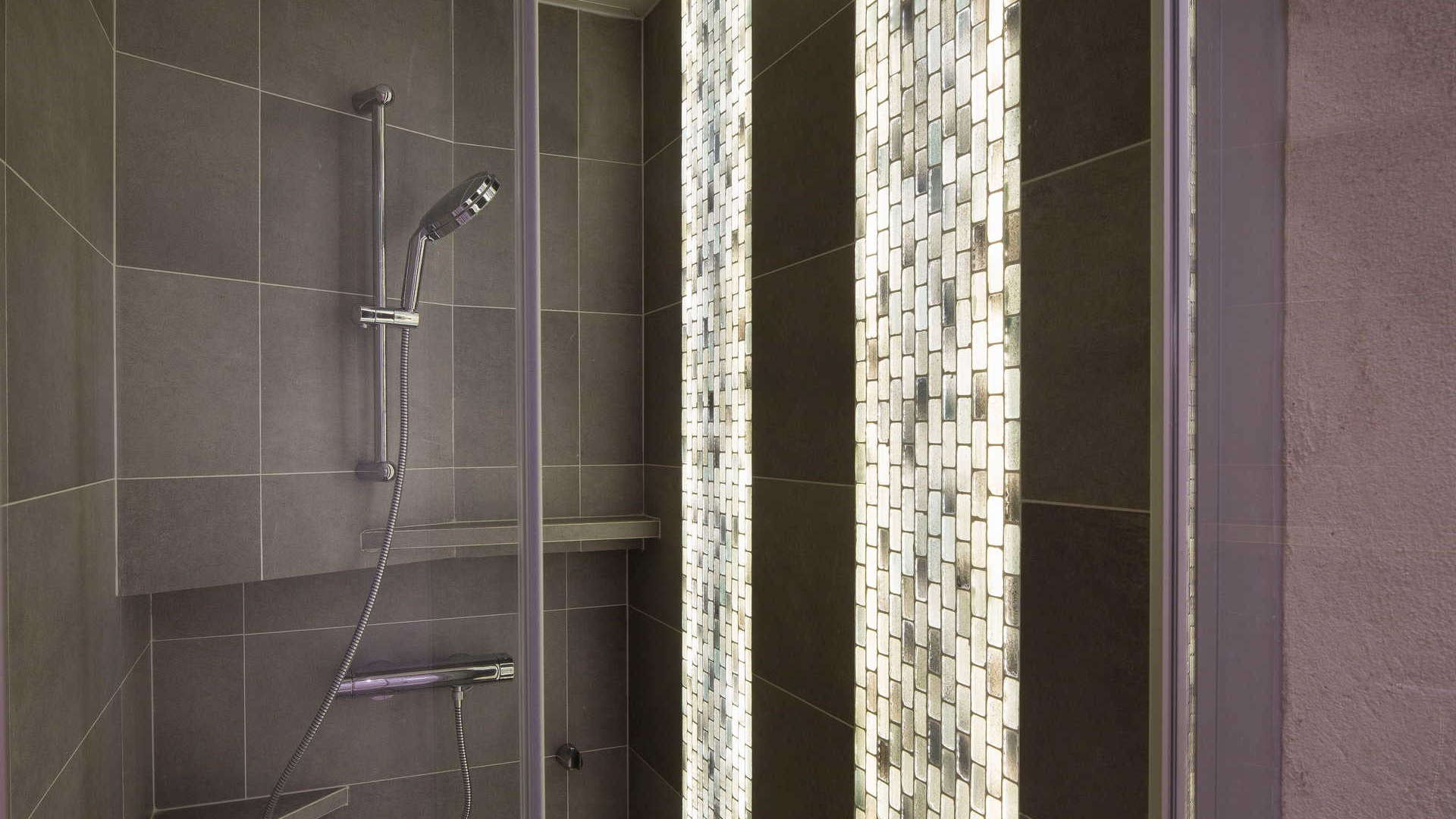Douche moderne aux carreaux gris et mosaïque 4 étoiles Paris, Hôtel Le Relais Saint Honoré