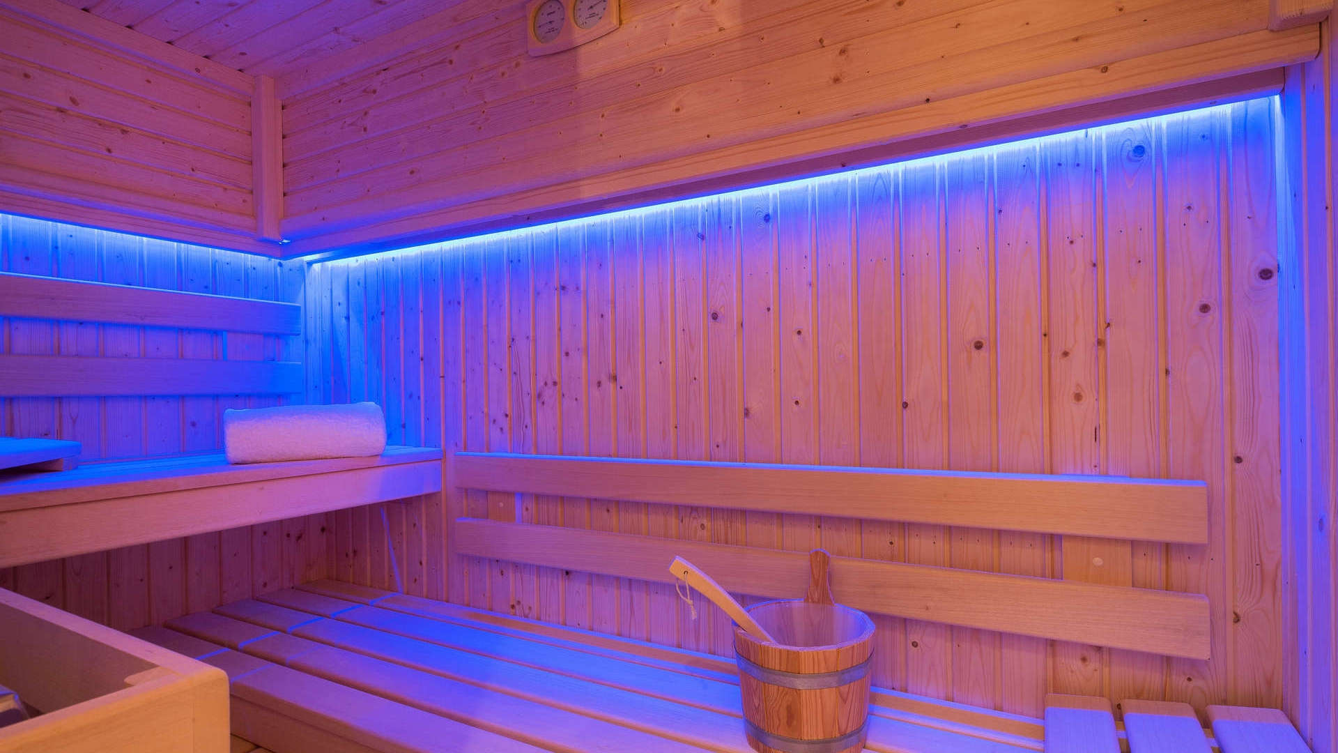 Sauna en bois avec éclairage LED bleu Hotel Paris 1er arrondissement Hôtel Relais Saint Honoré