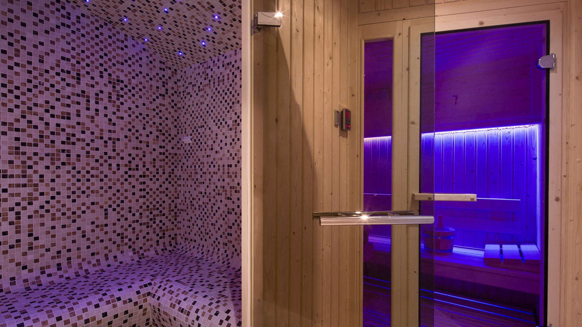 Sauna intérieur moderne en bois avec lumières LED Hotel Paris 1er arrondissement Hôtel Relais Saint Honoré